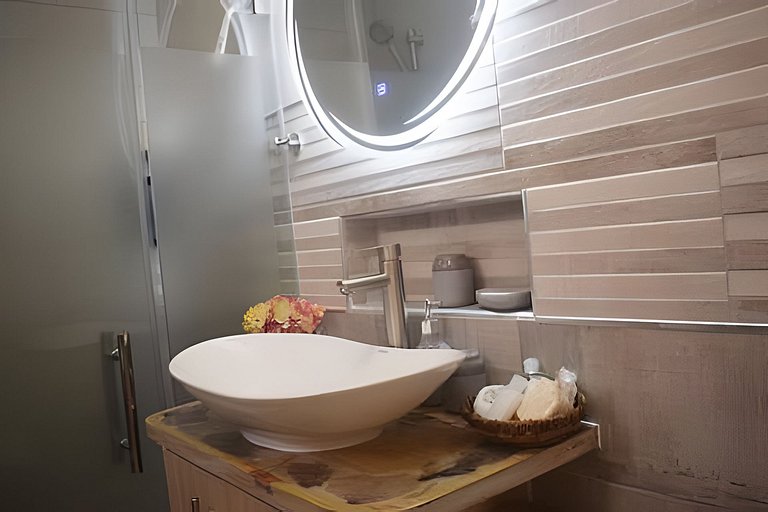 Penthouse/Romantic/Views/Beach/HotTub/WiFi/Kitchen