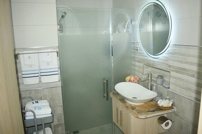 Penthouse/Romantic/Views/Beach/HotTub/WiFi/Kitchen