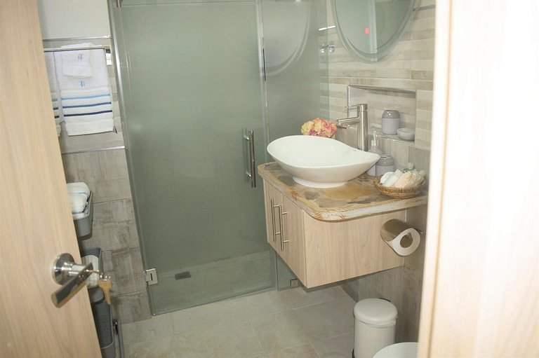 Penthouse/Romantic/Views/Beach/HotTub/WiFi/Kitchen