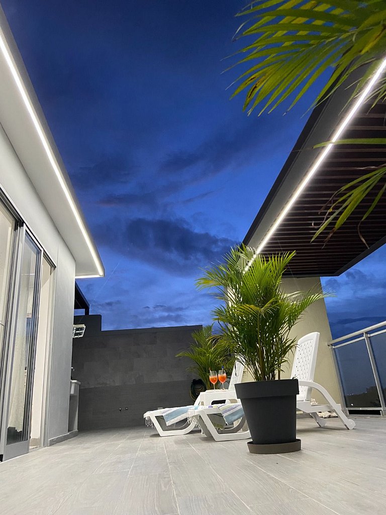 Penthouse/Romantic/Views/Beach/HotTub/WiFi/Kitchen