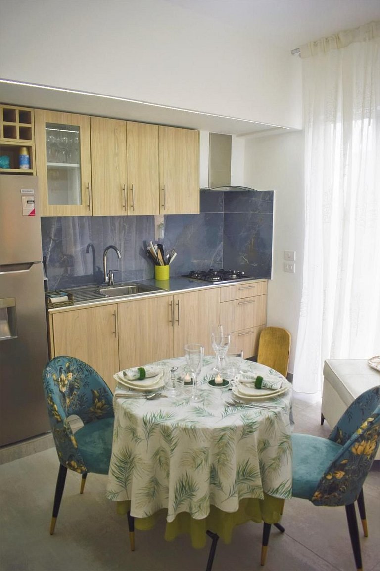 Penthouse/Romantic/Views/Beach/HotTub/WiFi/Kitchen