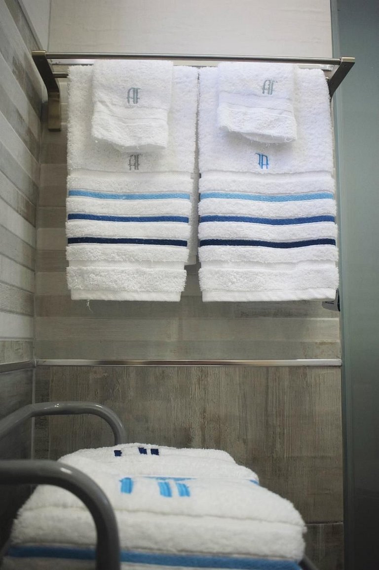 Penthouse/Romantic/Views/Beach/HotTub/WiFi/Kitchen